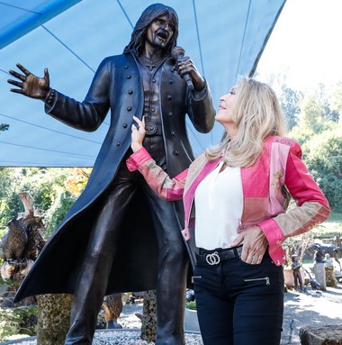 Statue and Brigitte Voss